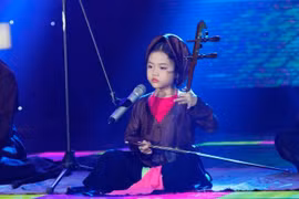 ‘Ca nương 6 tuổi' Đặng Tú Thanh đã có nhiều màn biểu diễn hát như lên đồng.