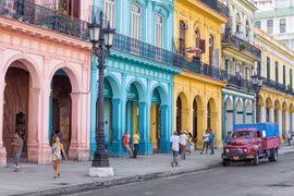 Các dãy nhà sơn đủ màu sắc rực rỡ là nét đặc trưng tại thủ đô La Habana.