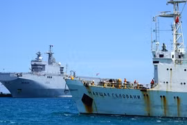Tàu Marshal Gelovani neo tại Cảng Quốc tế Cam Ranh, cạnh tàu Tonnerre của Pháp đã tới đây trước vài giờ