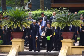 Sau cuộc hội đàm với Chủ tịch nước Trần Đại Quang, Tổng thống Mỹ Obama cùng Chủ tịch Quốc hội Nguyễn Thị Kim Ngân đi bộ từ Phủ Chủ tịch sang Nhà sàn Bác Hồ, dạo bước thong thả trong khu nhà sàn, cho cá ăn tại ao cá Bác Hồ.
