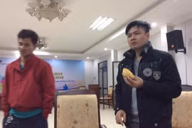 Nghệ sĩ Tự Long tranh thủ ăn bánh mì trước khi tập luyện Táo Quân 2016