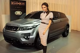 Chiếc xe được rao bán trên danh nghĩa cha của Victoria Beckham thông qua Looker, một đại lý bán xe second-hand có tiếng ở Hertfordshire (Anh).