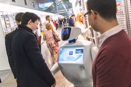 Robot hướng dẫn viên du lịch.