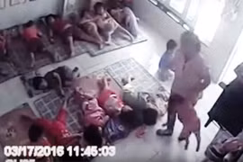 Gai người xem bảo mẫu xách tay bé 2 tuổi hất vào chỗ ngủ