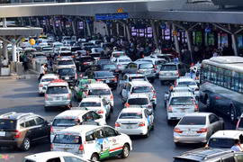 Bên trong khu vực nhà ga quốc nội xe cộ cũng chật cứng do người dân đổ về sân bay tăng đột biến.
