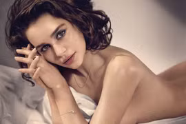 Emilia Clarke đổi đời nhờ đóng vai mẹ rồng trong Game of Thrones. Vai diễn giúp người đẹp Anh sinh năm 1986 lấn sân sang nhiều bom tấn điện ảnh và được hàng loạt tạp chí mời chụp hình trang bìa. Năm 2015, cô được tạp chíEsquire bình chọn là "Người phụ nữ 