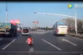Video: Rùng mình em bé rơi xuống từ ôtô đang chạy 
