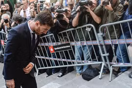 Messi cúi rạp đầu vì bị chỉ trích khi ra tòa vụ trốn thuế ngày 2/6. Ảnh: Getty Images