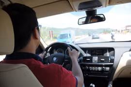 Video: Tài xế mất bình tĩnh khi ngồi ghế lái xe sang BMW