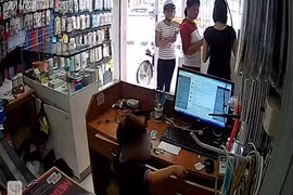 Choáng vì người phụ nữ điều khiển bé trai trộm điện thoại