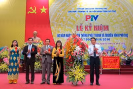 Thứ trưởng Bộ TT&TT Hoàng Vĩnh Bảo (ngoài cùng bên phải) chúc mừng ngành PT-TH Phú Thọ nhân dịp kỷ niệm 60 năm Ngày truyền thống.