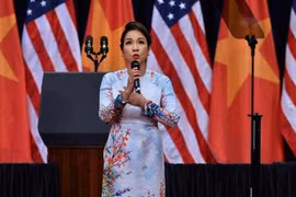 Video: Ca sĩ Mỹ Linh hát quốc ca chào mừng Tổng thống Obama thăm Việt Nam