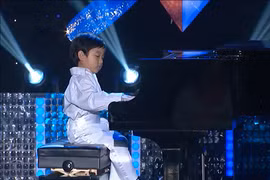 Thần đồng piano gốc Việt làm người Mỹ ngả mũ thán phục