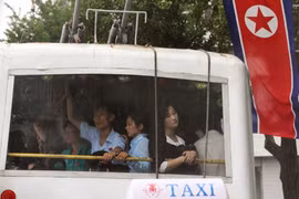 Cảnh chen chúc trên xe buýt Triều Tiên 