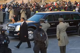 Video: Obama duỗi chân, chuyện phiếm trong limousine 'Quái thú'