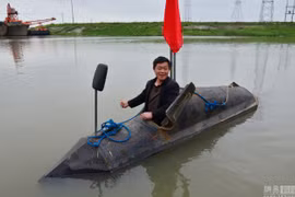 Anh Zhang chỉ là một trong số rất nhiều nông dân Trung Quốc theo đuổi giấc mơ chế tạo tàu ngầm. Gần đây là ông Du Xiutang (Ngọc Lâm, Thiểm Tây, Trung Quốc) đã tự đầu tư 300.000 nhân dân tệ để chế tạo tàu ngầm nhưng đáng tiếc là ông đã phá sản trước khi ho