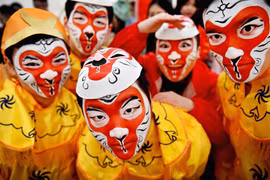 Các thành viên của cộng đồng người Hoa ở Glasgow, Scotland, trong bữa tiệc mừng Tết Bính Thân với trang phục truyền thống.