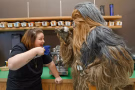 Candace Payne cùng thưởng thức cà phê với Chewbacca lông lá (Ảnh: trang cá nhân của Mark Zuckerberg)