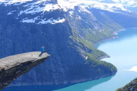 1. Mỏm đá Trolltunga (Lưỡi quỷ Na Uy) – Na Uy.