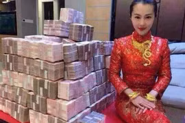 Hình ảnh cô dâu ngồi bên số hồi môn 'khủng' trong ngày cưới.