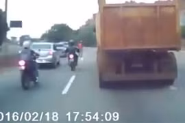 Video: Cú va chạm giao thông cực nguy hiểm giữa xe máy và người đi bộ