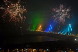 Tết Nguyên đán 2016 thành phố Hà Nội không bắn pháo hoa tại cầu Nhật Tân. 