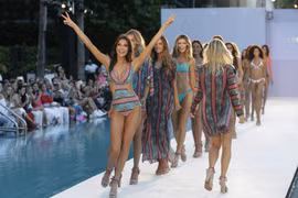 Người mẫu trình diễn đồ bơi ở bãi biển Miami