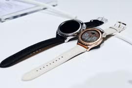 Hai phiên bản sang trọng của Gear S2 classic. 