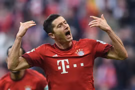 Lewandowski toả sáng giúp Bayern đánh bại Schalke. (Ảnh: Getty)