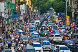Những năm gần đây, lượng phương tiện tăng đột biến khiến cho giao thông của Hà Nội ở nhiều tuyến phố gần như bị 'tê liệt,' nhất là vào giờ cao điểm.