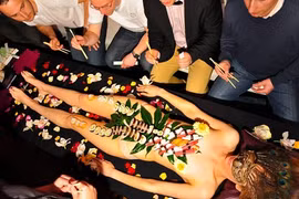 Nyotaimori là tên gọi dùng để ám chỉ những bữa tiệc thân thể trong đó có món sushi hoặc sashimi được bày thành thức ăn trên cơ thể một người phụ nữ đẹp khỏa thân. Ảnh: Eventforyou