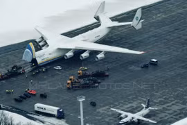 Chiếc phi cơ lớn nhất thế giới Antonov-225 Mriya, đã hạ cánh ở Perth, Australia trước sự hò reo chào đón nồng nhiệt của 20.000 người dân xứ sở chuột túi vào sáng 15/5. Máy bay chở hàng của Ukraine được thiết kế từ thập niên 80 của thế kỷ trước ở thời kỳ L