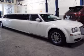 Xế độc Chrysler 300 Touring dài 9m tại Việt Nam