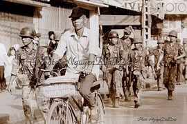 9 giờ sáng ngày 30.4.1975. Quân lính dù đóng tại Hóc Môn kéo chạy về hướng trung tâm thành phố Sài Gòn