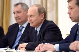 Video: Ông Putin 'nhắc khéo' Phó Thủ tướng chỉnh trang phục