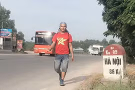 67 ngày đi và chạy bộ, vượt qua 2.400km, đặt chân đến 32 tỉnh thành, Trần Hữu Dương đã hoàn thành hành trình của mình trong nụ cười, giọt nước mắt hạnh phúc của những người dõi theo bước chân anh. 