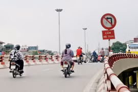 Về bản chất thì rẽ trái và quay đầu là hai hành động khác nhau, và trong quy chuẩn do bộ GTVT phát hành cũng có quy định rõ đối với trường hợp rẽ trái hoặc quay đầu.