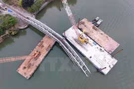 Ngày 27/3, Tổng Công ty xây dựng công trình giao thông 1-Cienco 1 đã bắt đầu trục vớt phần cầu Ghềnh bị sập sau vụ tai nạn sà lan chở cát đâm sập 2 nhịp.
