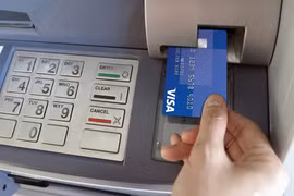 Bóc mẽ thủ đoạn rút trộm tiền tinh vi từ cây ATM