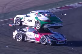 Tuy vụ hai chiếc xe Porsche đâm nhau diễn ra năm 2015 nhưng nay video này mới được công bố và thu hút hàng ngàn lượt xem.