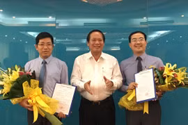 Bộ trưởng Bộ TT&TT Trương Minh Tuấn trao quyết định bổ nhiệm cho tân Cục trưởng Cục Báo chí Lưu Đình Phúc (bên trái) và tân Phó Chánh Thanh tra Bộ TT&TT Đinh Tiến Dũng (bên phải).