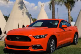 2016 Ford Mustang có động cơ V6, kiểu dáng khỏe khoắn, hiện đại. Giá khởi điểm của dòng xe này là 24.145 USD (chưa kể thuế, phí).