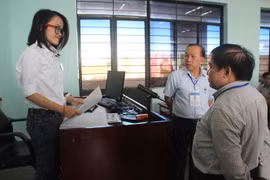Thứ trưởng Bộ GD-ĐT Bùi Văn Ga hỏi thăm thí sinh trong phòng thi