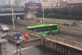Dù con đường khá hẹp nhưng tài xế xe bus vẫn quay đầu thành công.