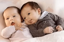 Hy hữu: Ca sinh đôi cùng mẹ khác cha