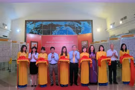  Các đại biểu cắt băng khai mạc triển lãm.
