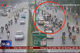 Ô tô ngang ngược băng qua dải phân cách cửa hầm Kim Liên