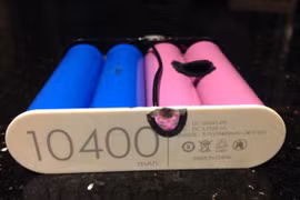 Viên pin dự phòng không nhãn mác, ghi "Made in China" với dung lượng 10.400mAh.