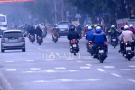 Mặc dù có biển phân làn đường rất rõ ràng nhưng xe máy vẫn lấn làn đường ô tô bằng chiêu “xi-nhan trái”.