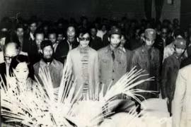 Phút mặc niệm Nhà thơ Xuân Diệu tại Hội nghị những người viết văn trẻ toàn quốc lần thứ III, tháng 12 năm 1985 (hàng đầu, từ phải qua trái): Ngô Vĩnh Bình, Nguyễn Quốc Trung, Đặng Vương Hưng, Đỗ Chu…